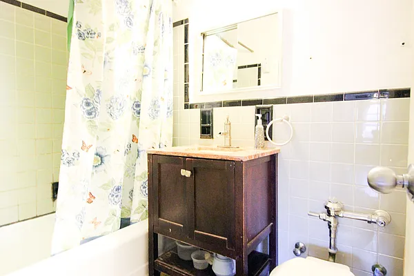 Sold by Winzone Realty Inc | media 8