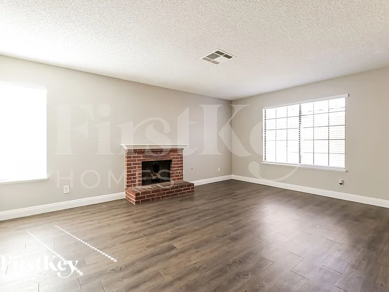 1742 La Cruz Dr — Photo 6