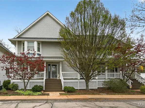 1187 Hawken Pl, Saint Louis, MO 63119