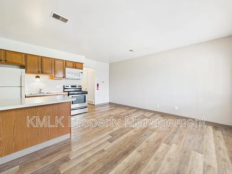 685 Sherman St — Photo 8