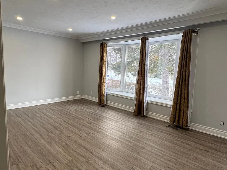 1467 Oxford St — Photo 16