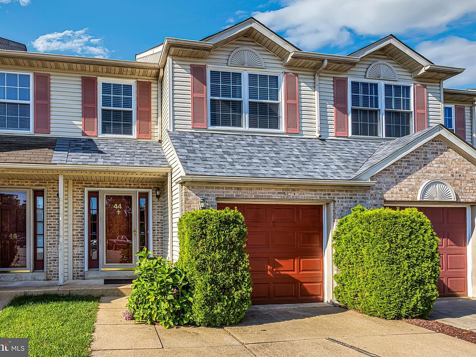 1st image of 44 Woodcrest Ct
