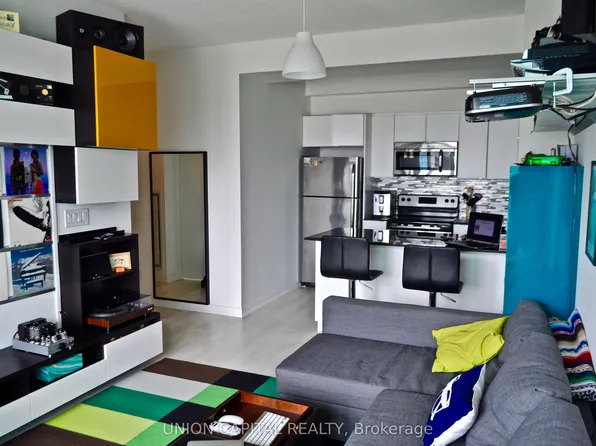 150 E Liberty St #1803, Toronto, ON M6K 3R5