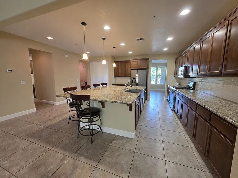 1402 Skibbereen Way — Photo 5