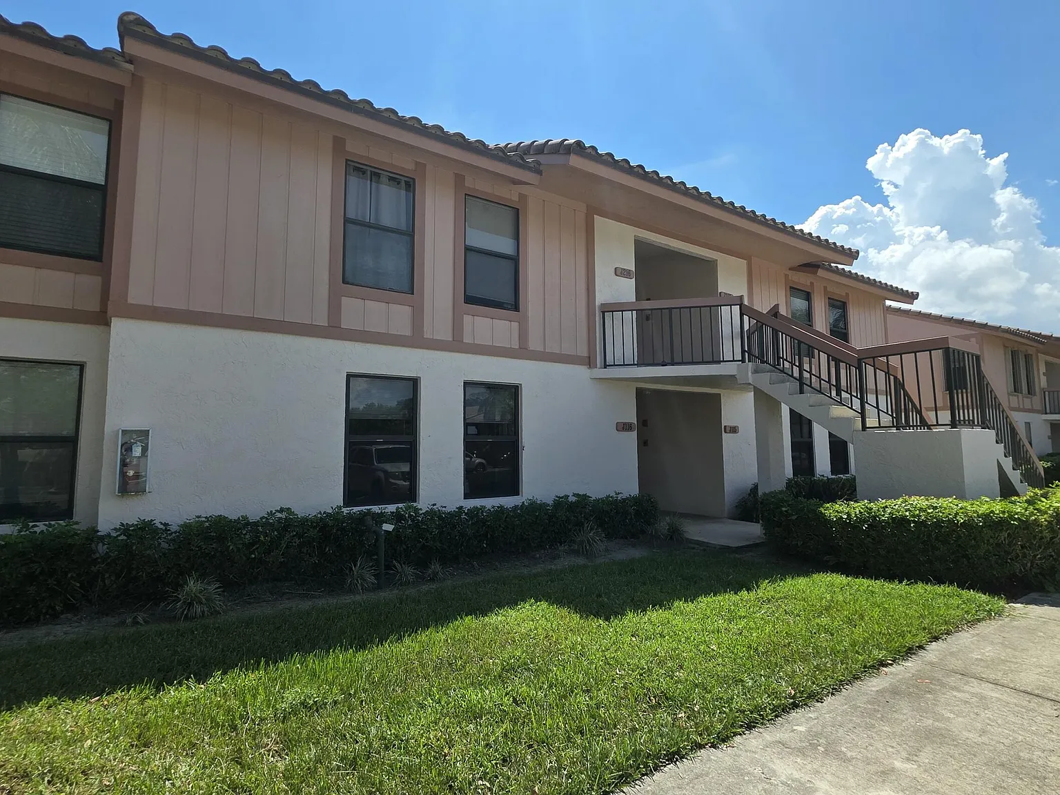 3 bed, 2.0 bath, 1170 sqft, $2,900 — Photo 2