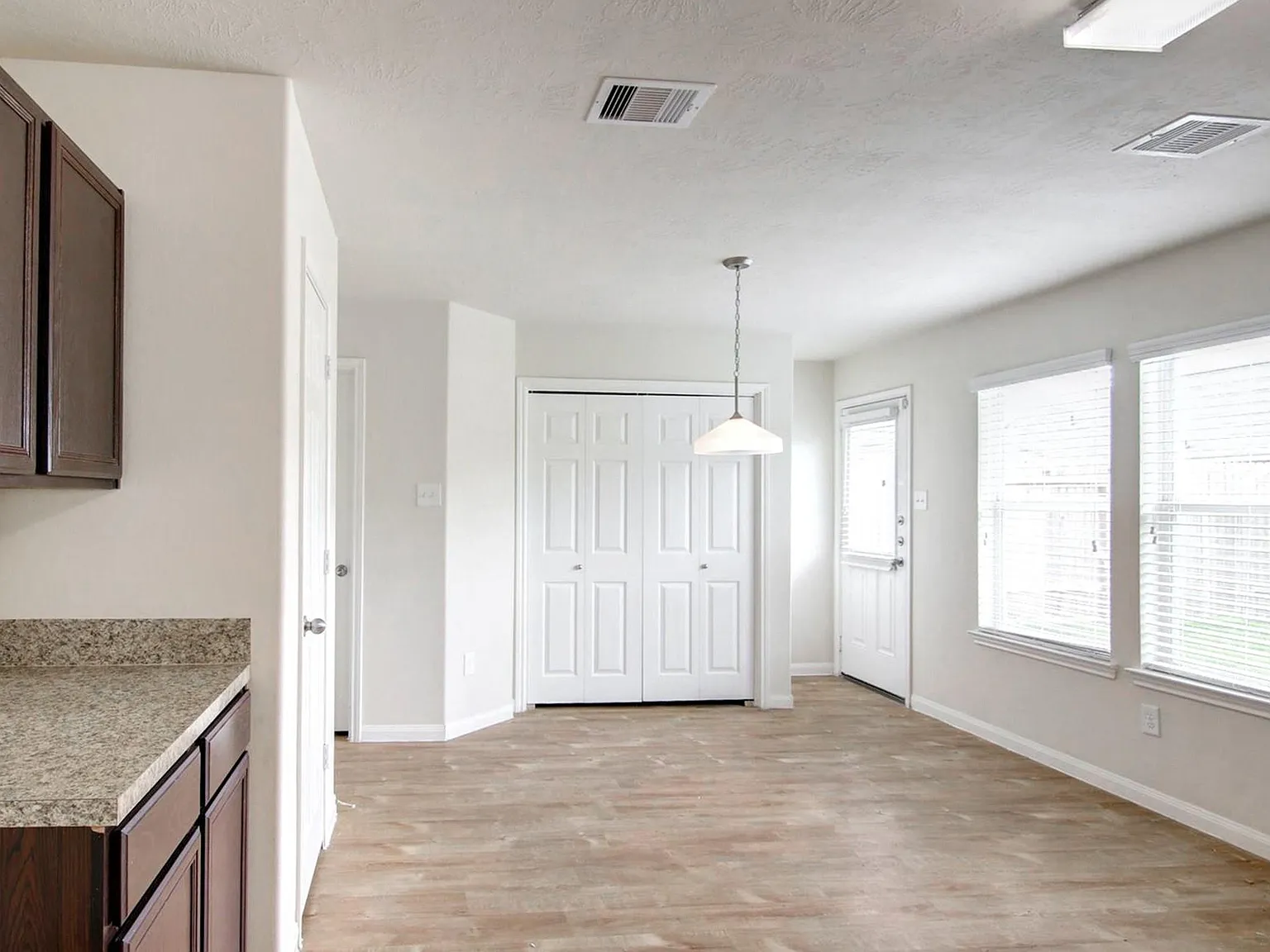 3 bed, 2.5 bath, 1806 sqft, $1,960 — Photo 4