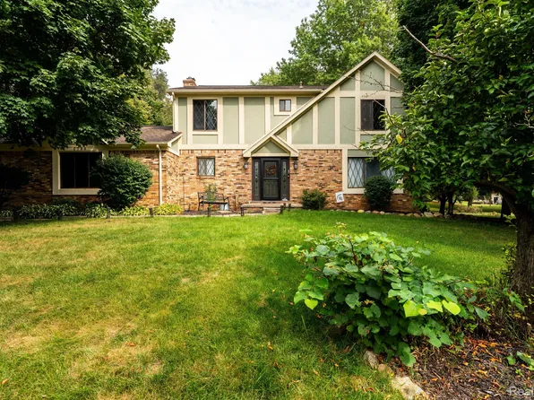 2780 Sun Terrace Dr, Hartland, MI 48353