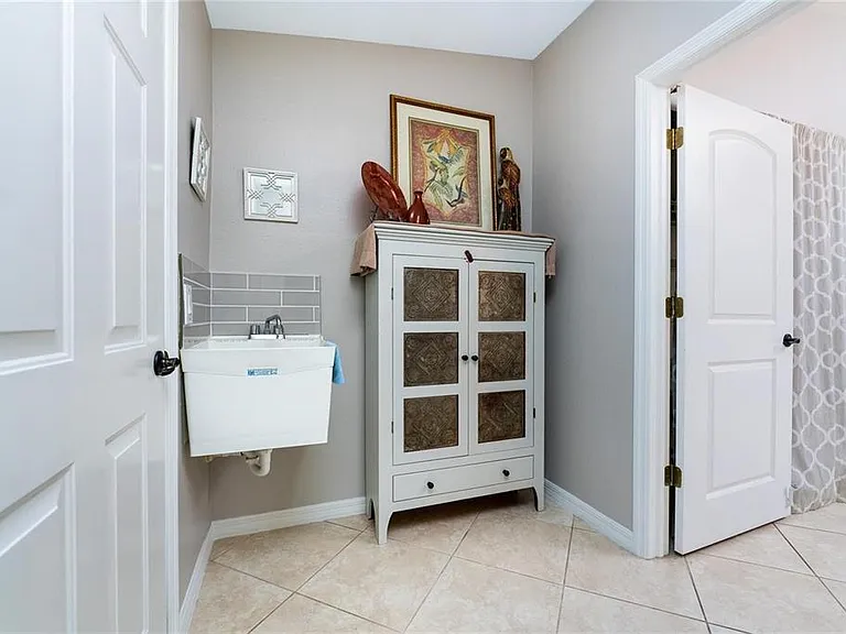 319 Monaco Dr #8 — Photo 36