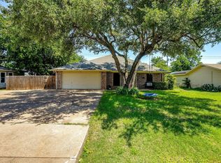 321 E Hampton Rd, Crowley, TX 76036