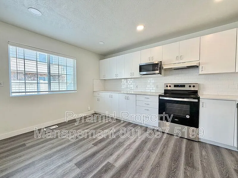 5 bed, 3.0 bath, 3200 sqft, $3,199 — Photo 4