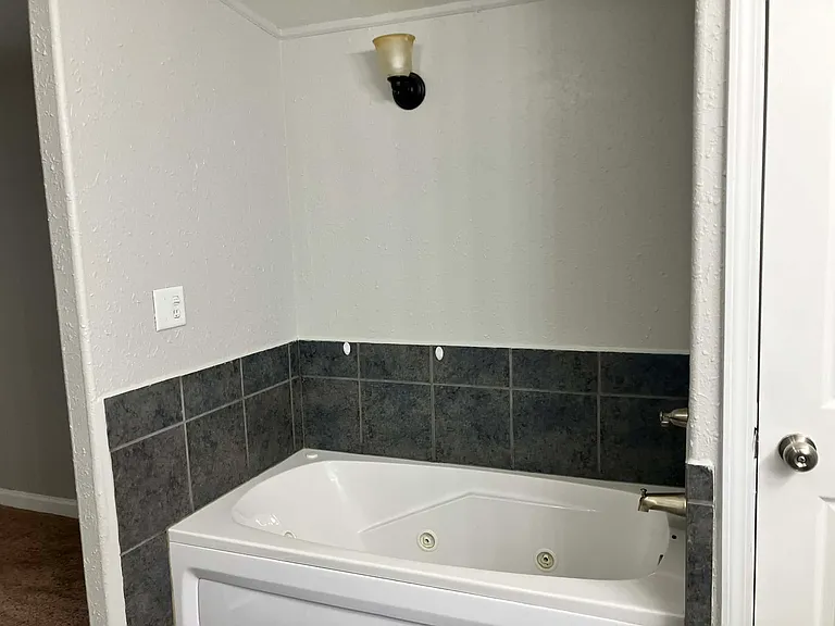 4 Deerwood Dr — Photo 9