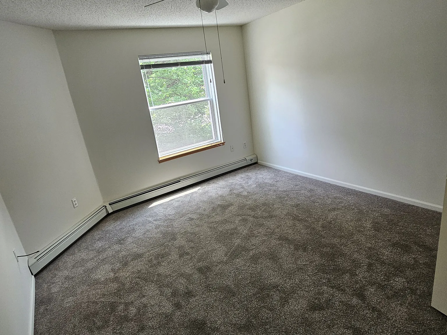 2 bed, 937 sqft, $1,400 — Photo 2