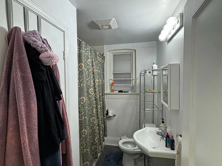 1065 Bathurst St #2 — Photo 5