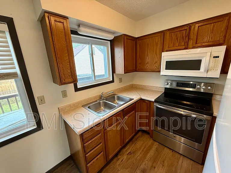 614 E 6th St — Photo 4