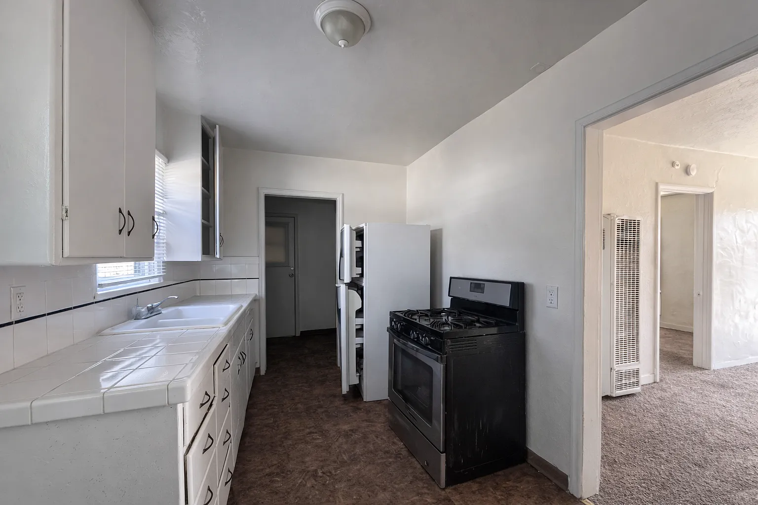 1112 Barberry Ln — Photo 3