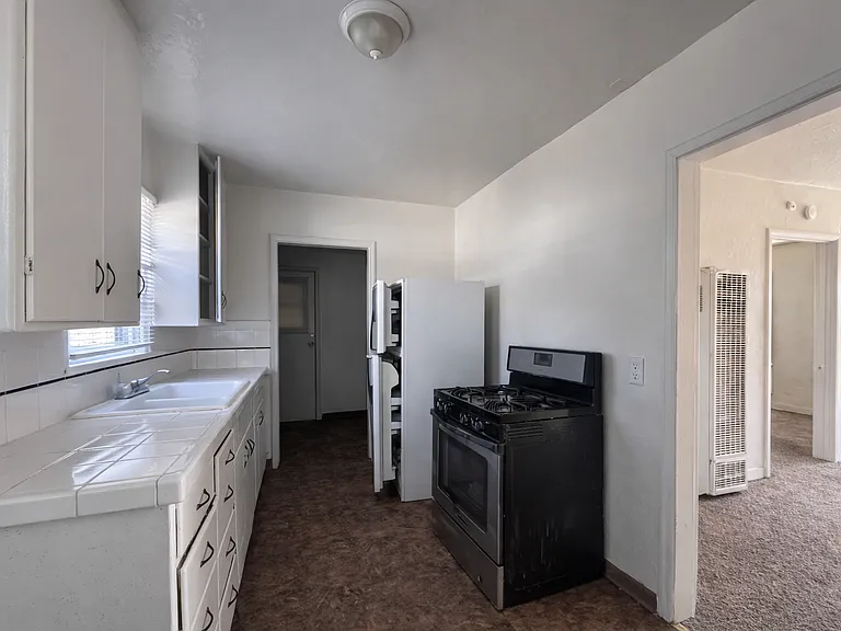 1112 Barberry Ln — Photo 5