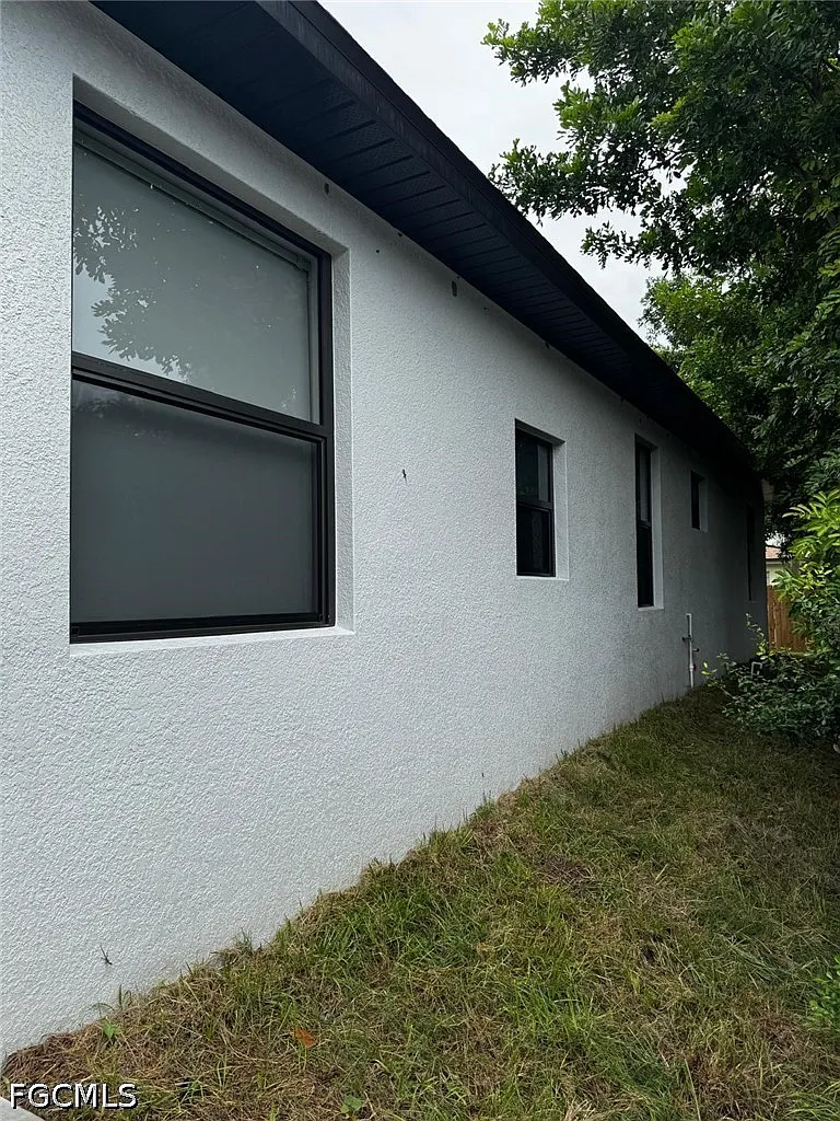 3 bed, 2.0 bath, 1200 sqft, $2,050 — Photo 3