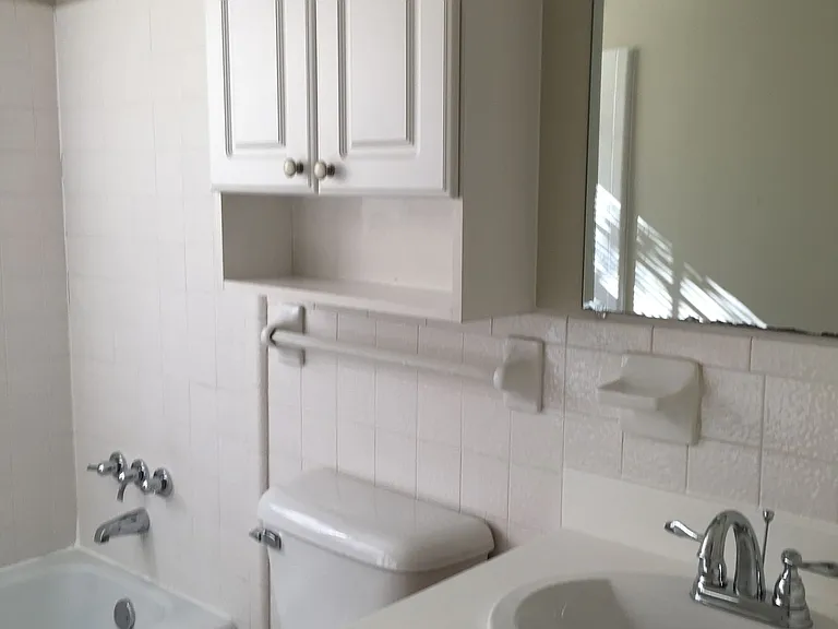 Chateau Orleans Apartments — Photo 33
