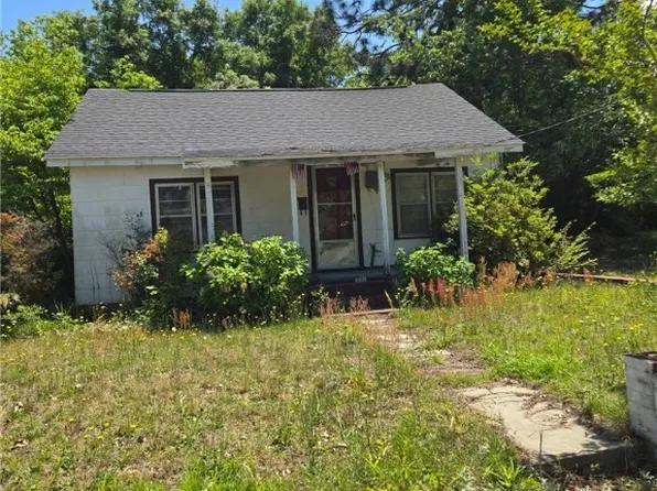 203 Scarborough St, Spring Lake, NC 28390
