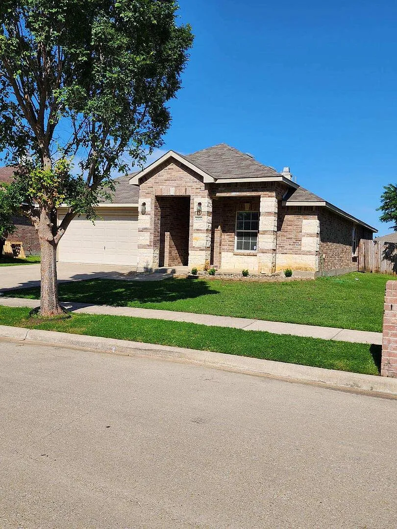4 bed, 2093 sqft, $2,400 — Photo 3