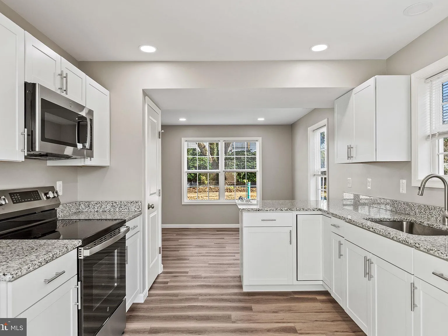 2 bed, 1.5 bath, 1024 sqft, $2,500 — Photo 2