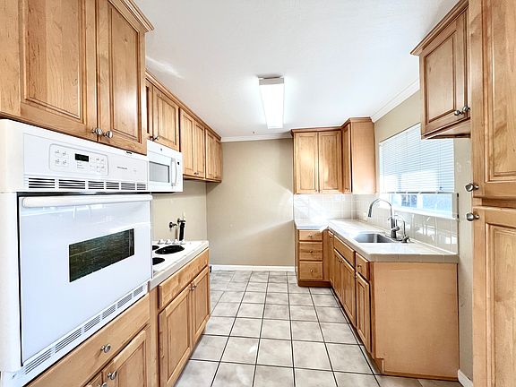 5th image of 3441 Payne Ave