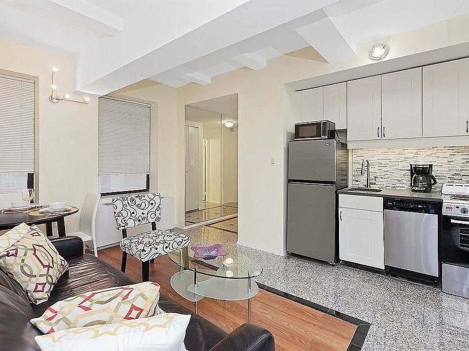1st image of 150 W 51st St APT 1030