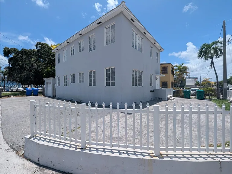 500 SW 7th St #LOWER — Photo 2