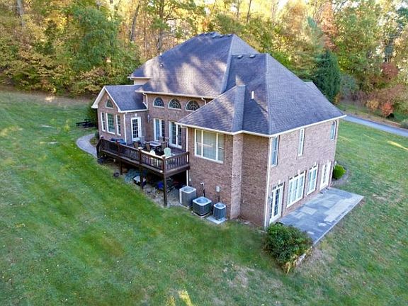 5th image of 879 Woods Edge Dr