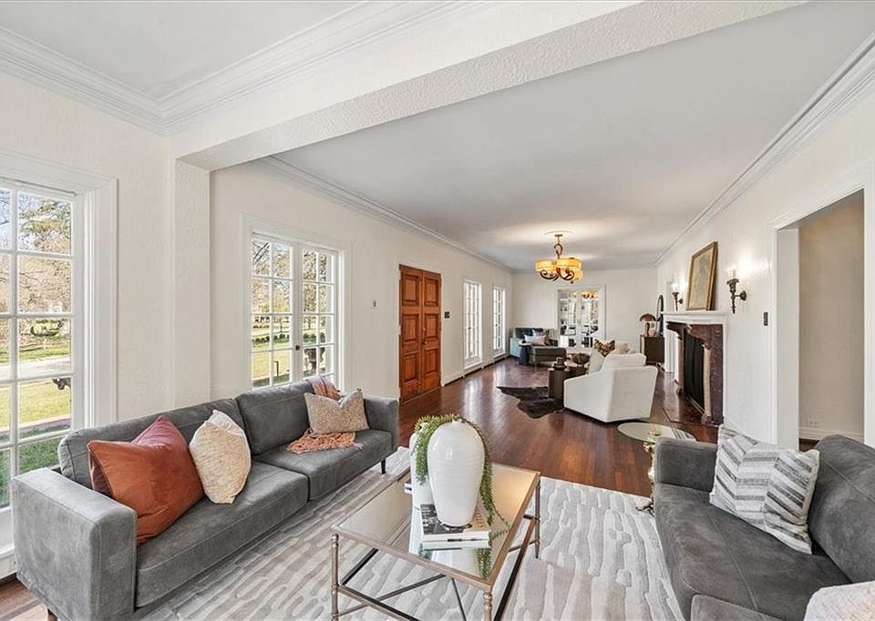 1st image of 1205 W 60th Ter