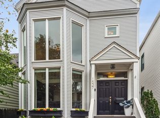 1537 W Wolfram St, Chicago, IL 60657