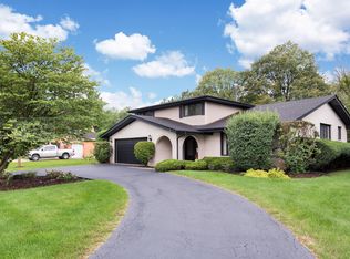 8210 Independence Dr, Willow Springs, IL 60480