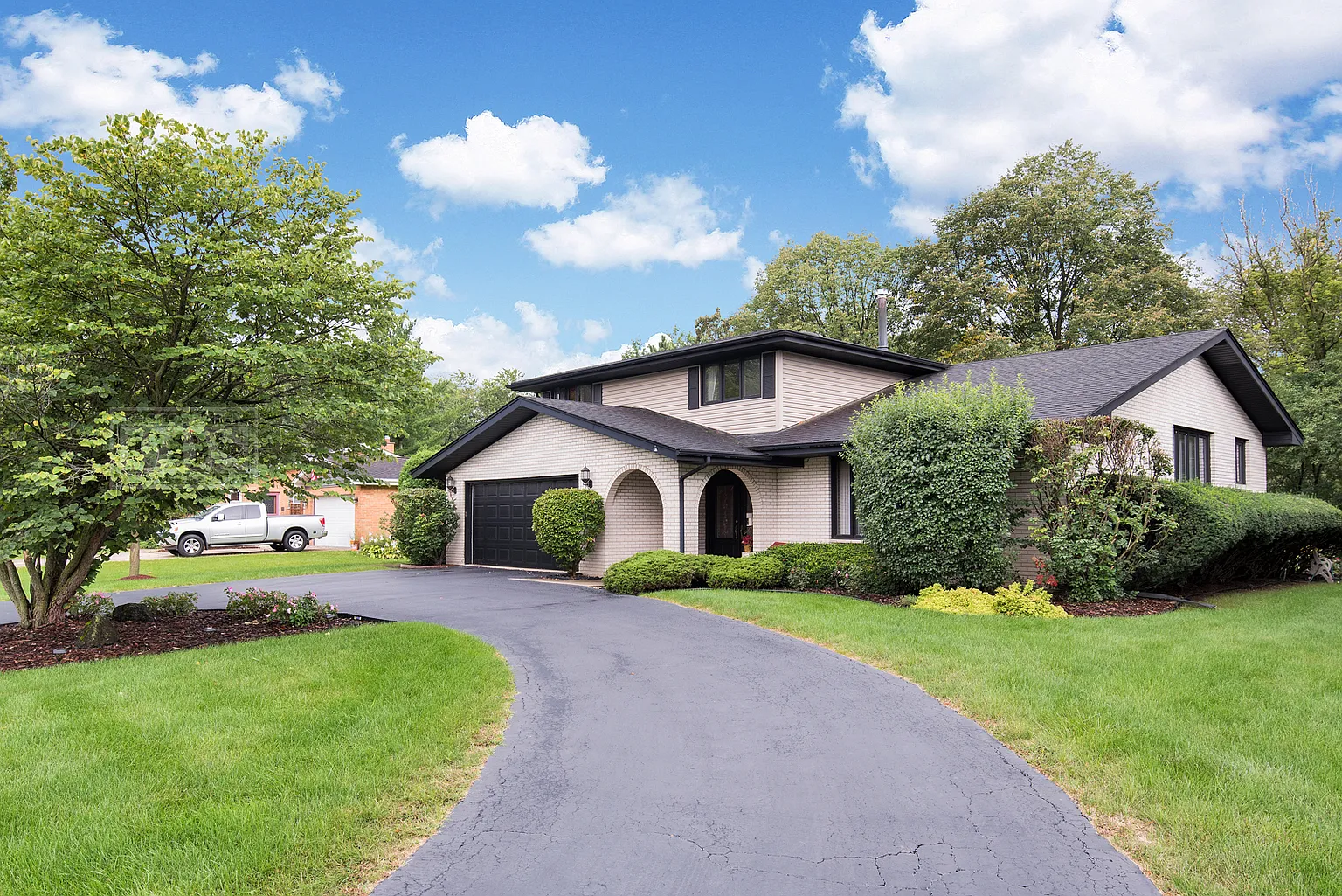 8210 Independence Dr photo 1