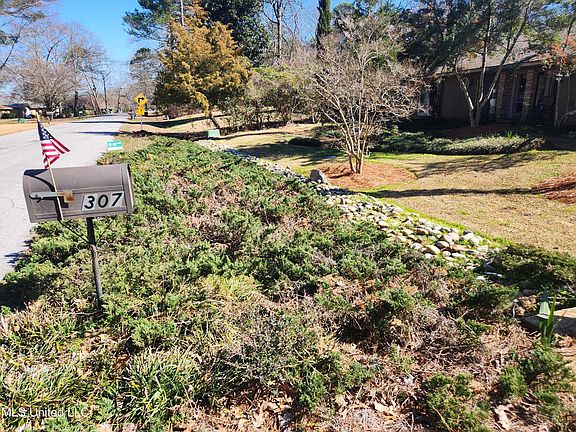 4th image of 307 Lakeside Dr