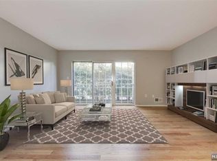 300 Crown Ct APT 521, Edgewater, NJ 07020