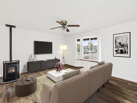 3rd image of 301 W Pilchuck St