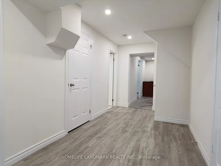 1052 Elgin St #LOWER — Photo 2