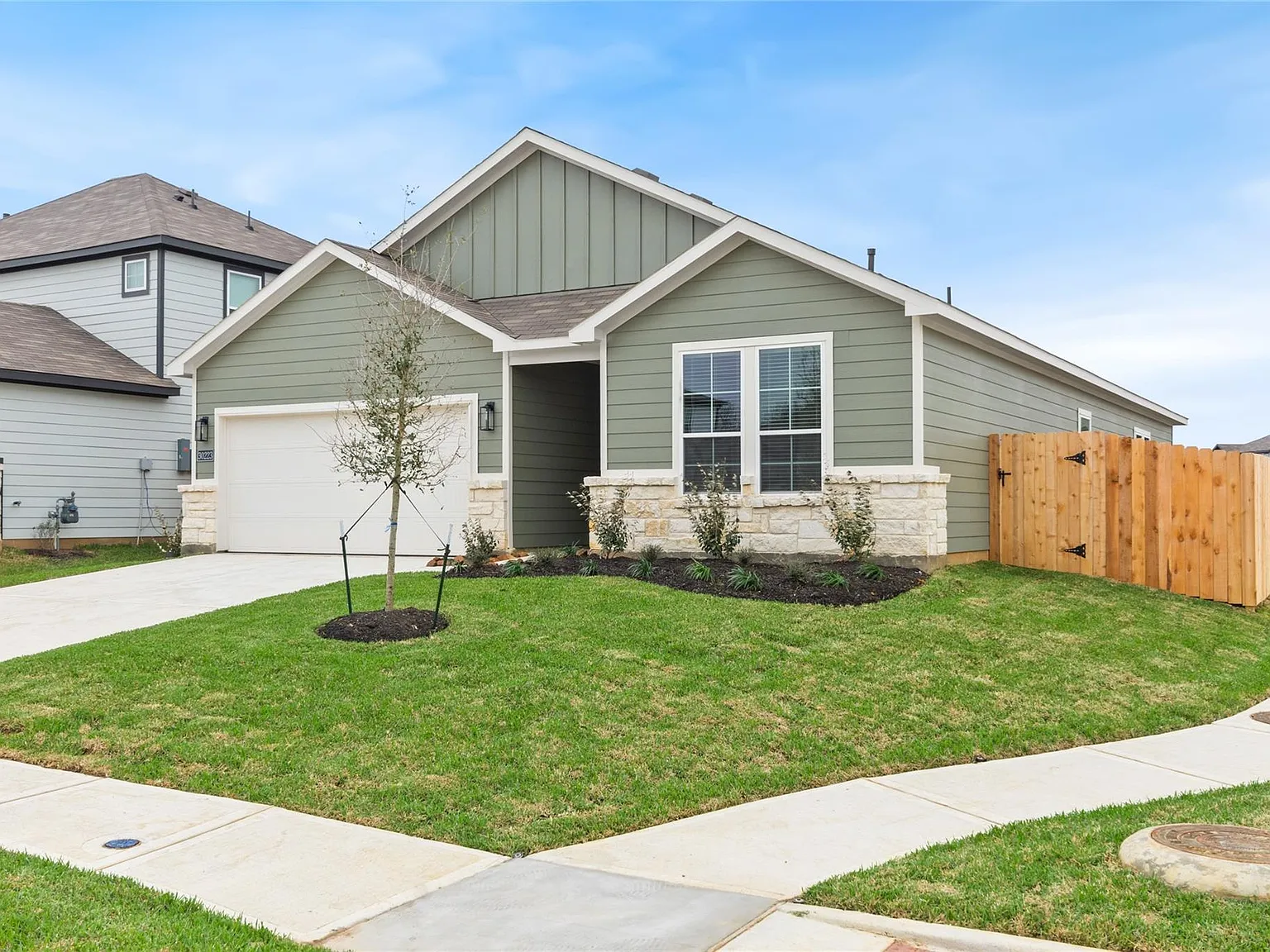 4 bed, 2021 sqft, $2,600 — Photo 1