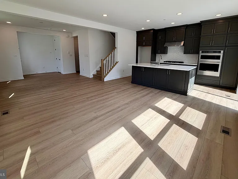 517 Anfield Rd — Photo 10
