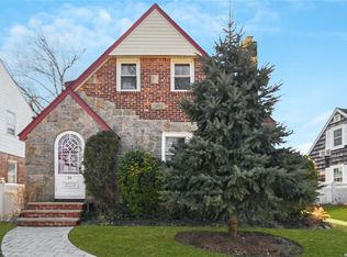 34 Highland Pl, Great Neck, NY 11020