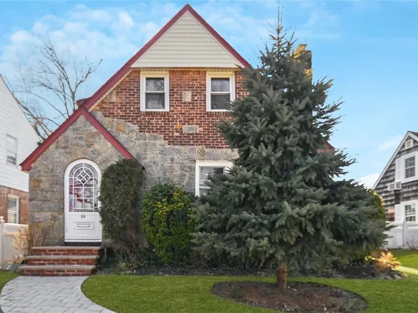 34 Highland Place, Great Neck, NY 11020