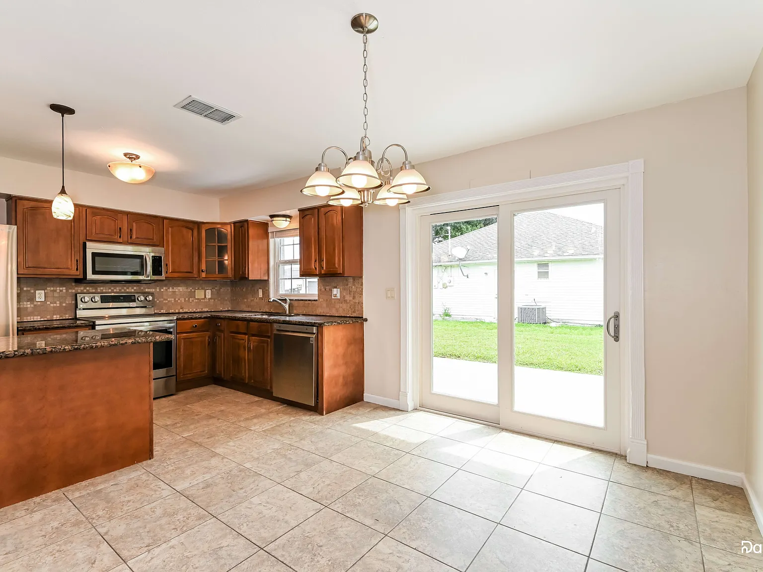 3 bed, 2.0 bath, 1404 sqft, $1,640 — Photo 4
