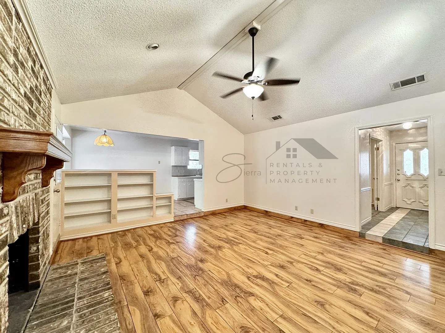 Spacious 3-Bedroom Home in Harker Heights with Fireplace & Privacy-Fenced Backyard! — Photo 2