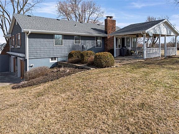 3rd image of 15 Lakevue Dr