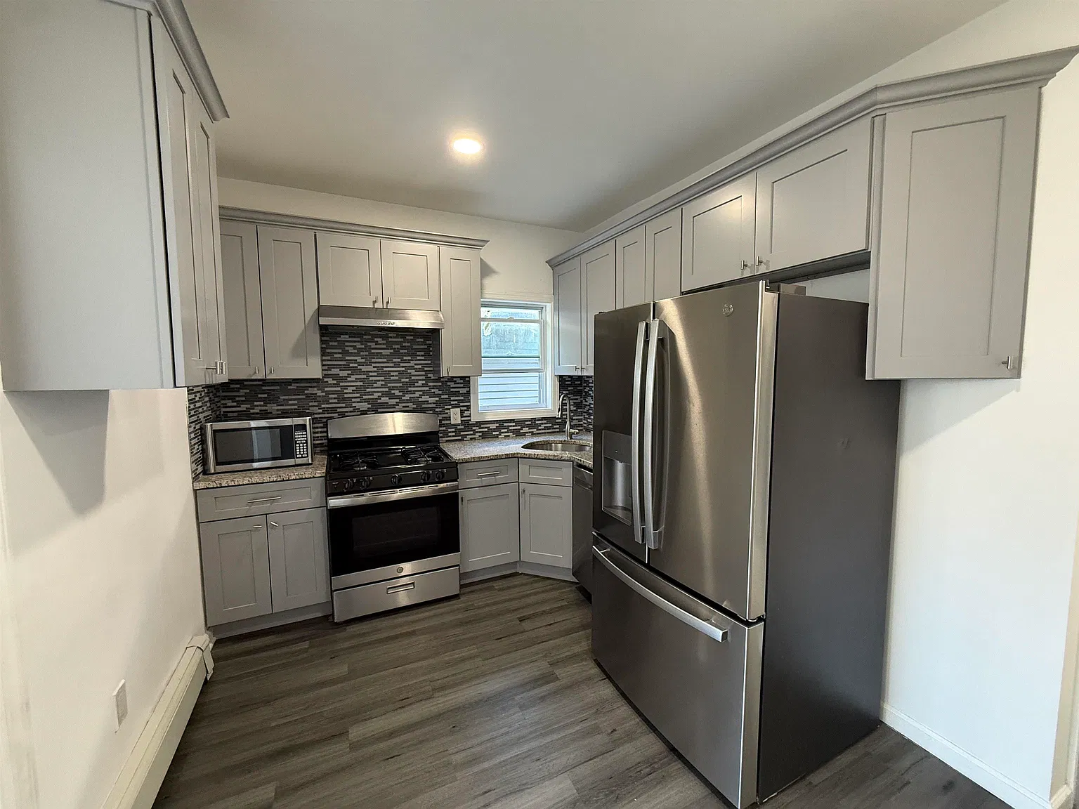 3 bed, 1.5 bath, $2,200 — Photo 3