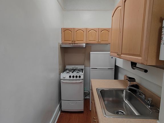5th image of 2239 Chatterton Ave Floor 2