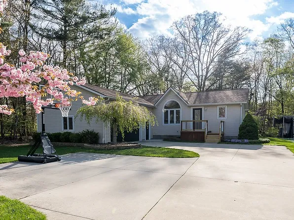155 N 6th Ave, Fruitport, MI 49415