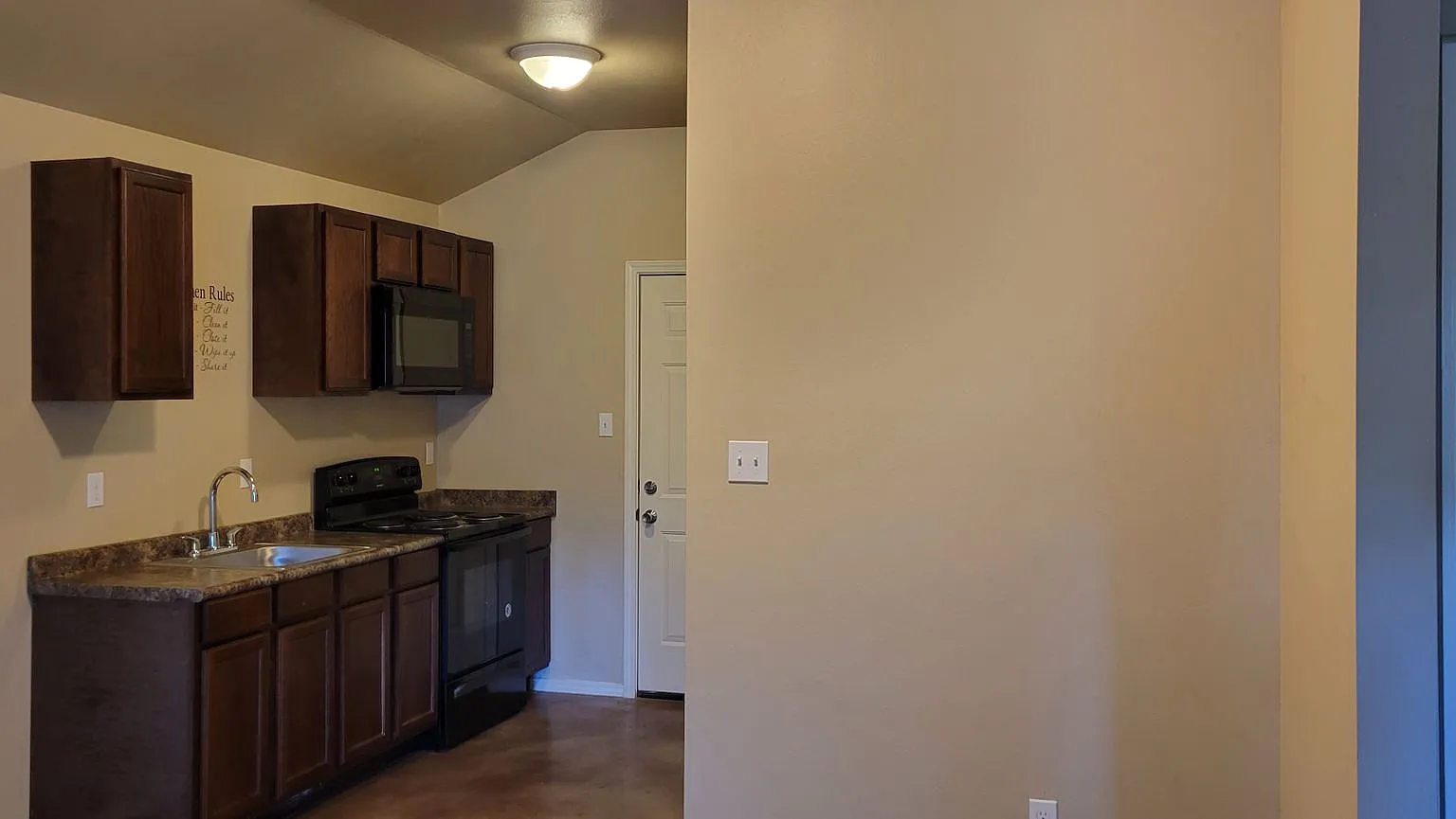Adorable 2 bedroom/1 bath house with Central Air & Heat — Photo 4