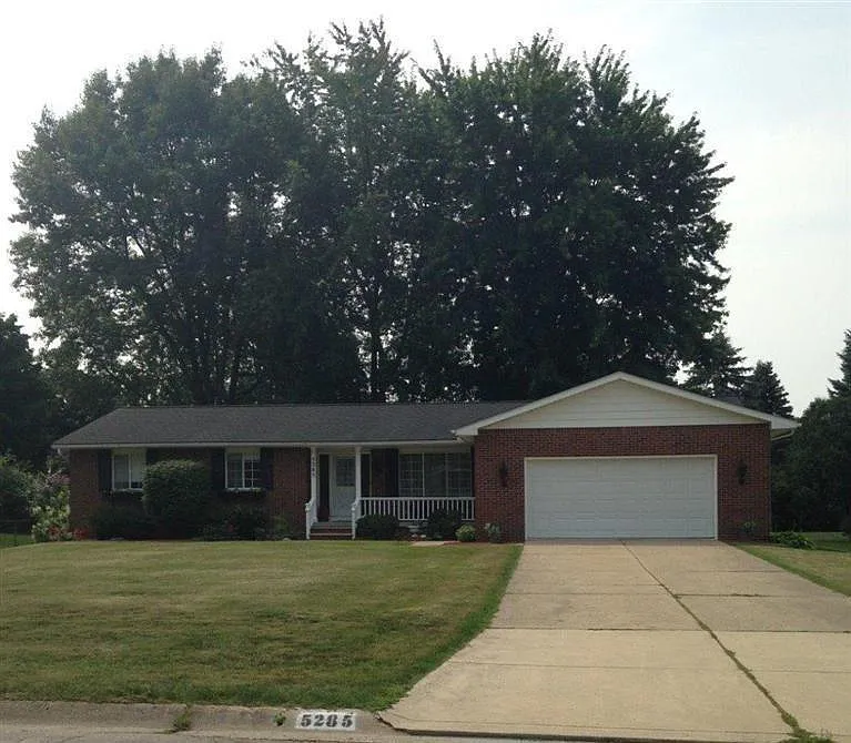 5285 Applewood Dr photo 1