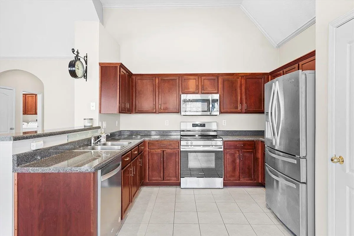 3 bed, 2.0 bath, 2199 sqft, $2,600 — Photo 4
